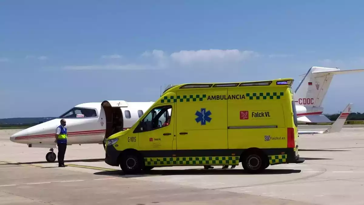Un vol ambulància arriba a l'Aeroport de Reus