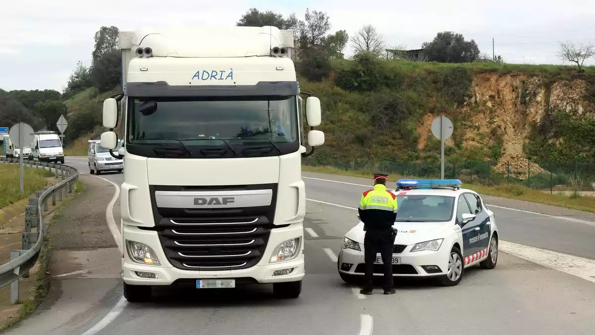 Un camió circulant per una carretera durant un control dels Mossos d'Esquadra en el marc de l'estat d'alarma pel coronavirus