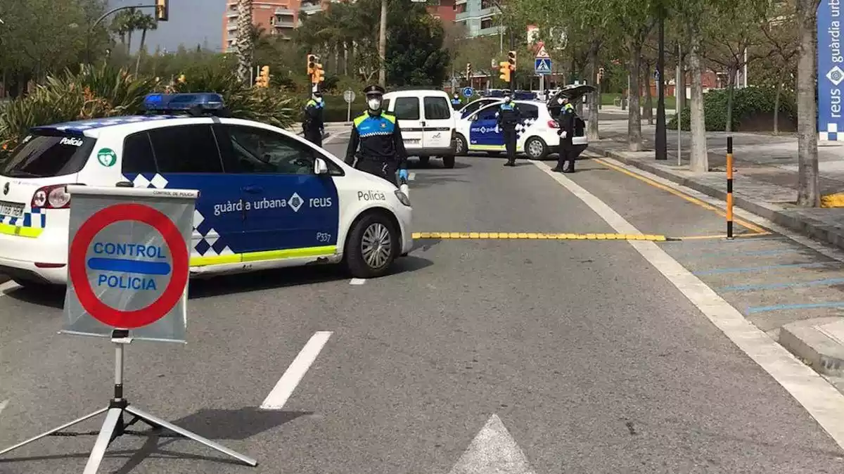 Imatge d'un control policial de la Guàrdia Urbana de Reus durant l'estat d'alarma