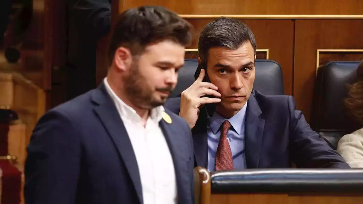 Pedro Sánchez mira Gabriel Rufián al Congrés dels Diputats.