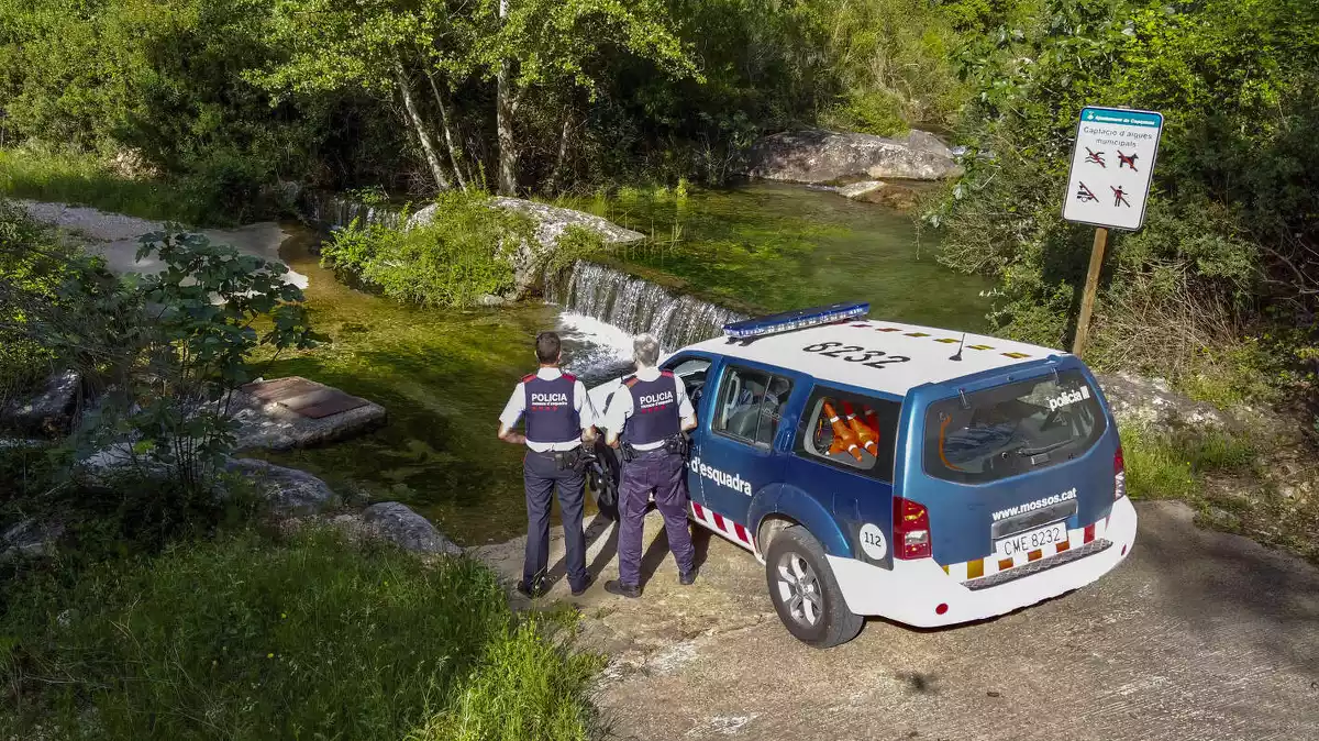 Una patrulla dels Mossos d'Esquadra al terme municipal de Capçanes on van denunciar dues persones per saltar-se el confinament