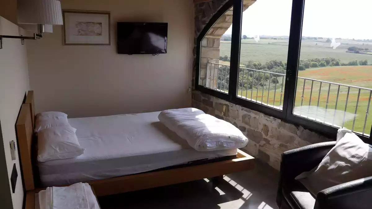 Pla obert on es pot veure una habitació de la casa rural la Torre del Codina, al Talladell