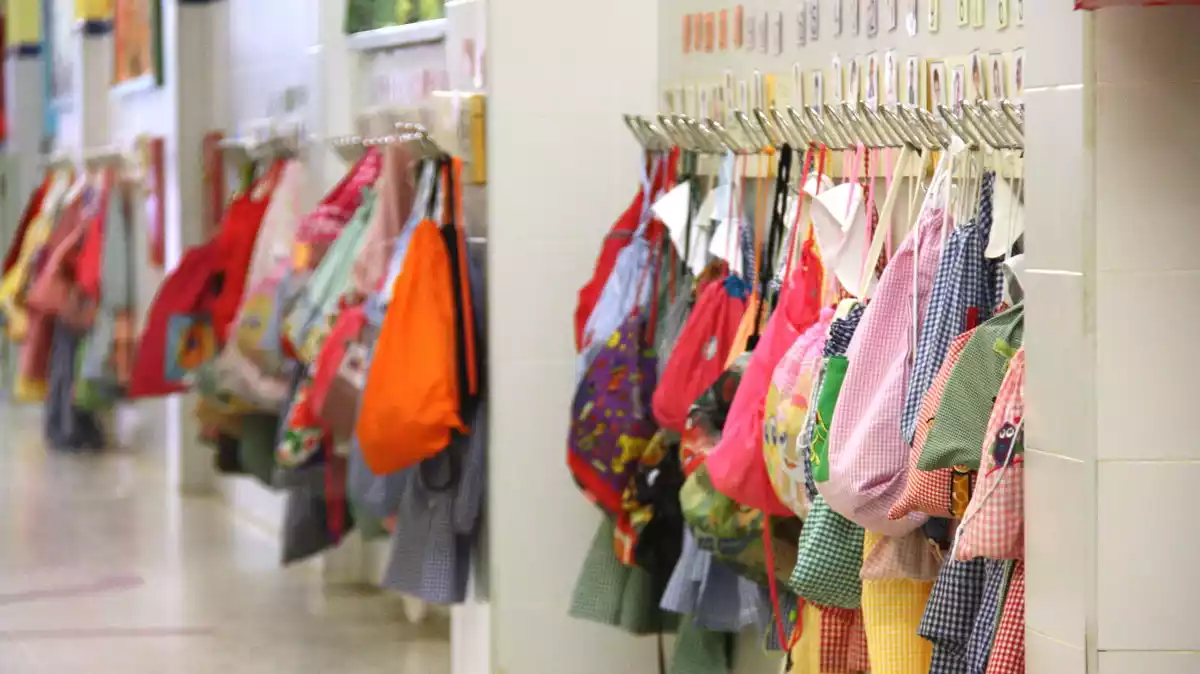 Aspecte d'un passadís de l'escola Cèsar August de Tarragona, buit d'alumnes