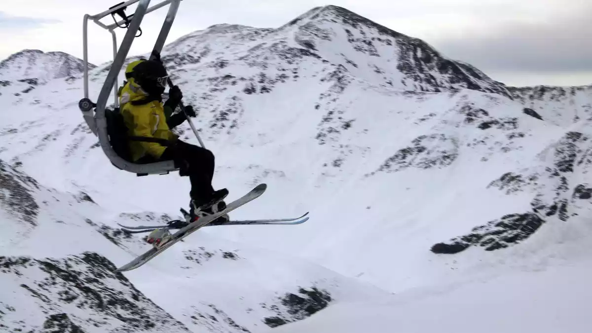 Pla mitjà on es poden veure uns esquiadors a punt de baixar del telecadira a l'estació d'esquí de Boí Taüll