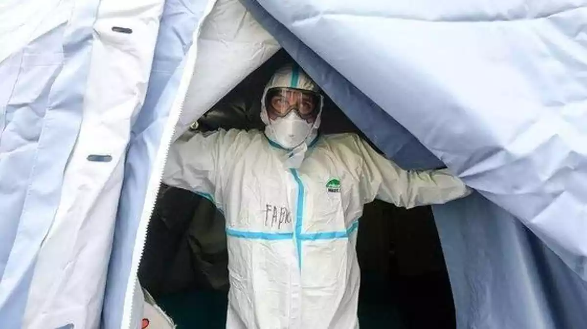 Imatge d'un metge en un hospital de campanya de pacients de coronavirus