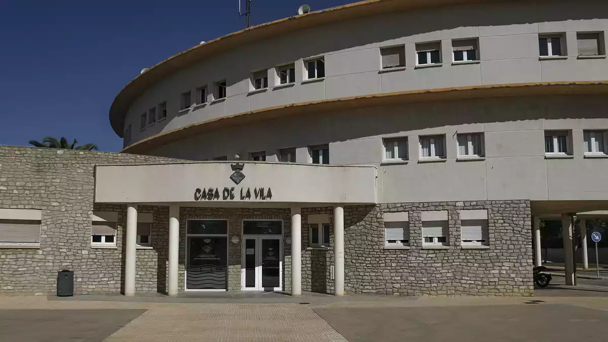 Imatge de la façana principal de l'Ajuntament de Vandellòs i l'Hospitalet de l'Infant.