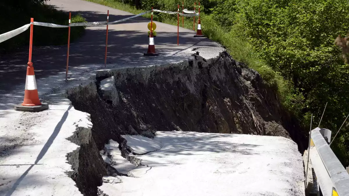 Imatge d'arxiu d'un esfondrament en una carretera