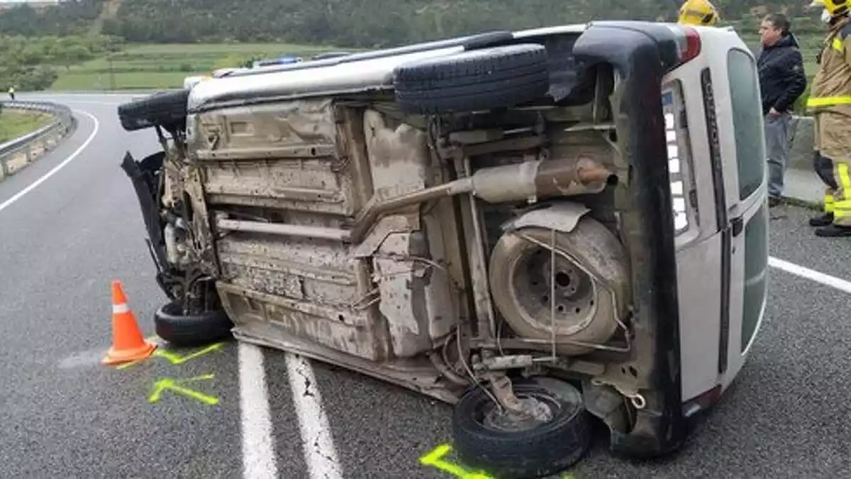 Imatge de la furgoneta accidentada a l'N-240, a l'altura de l'Espluga de Francolí, el dia 21 d'abril de 2020.