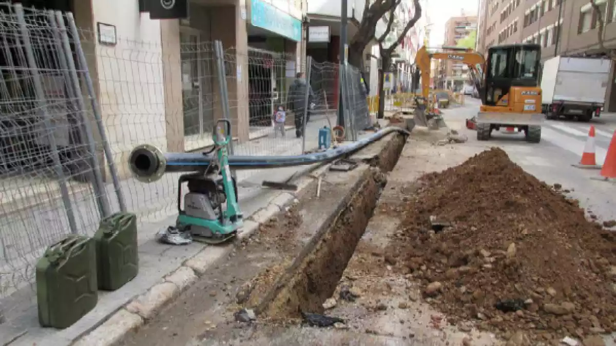 S'inicien les obres de millora de la xarxa d'abastament d'aigua al carrer de Mare Molas de Reus