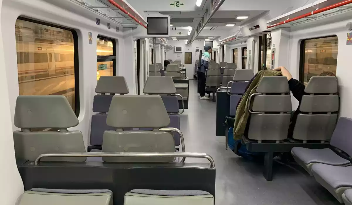 Imatge de l'interior d'un tren de Rodalies de la sèrie 447