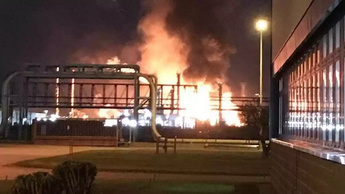 Imatge de l'incendi de la planta d'IQOXE a Tarragona