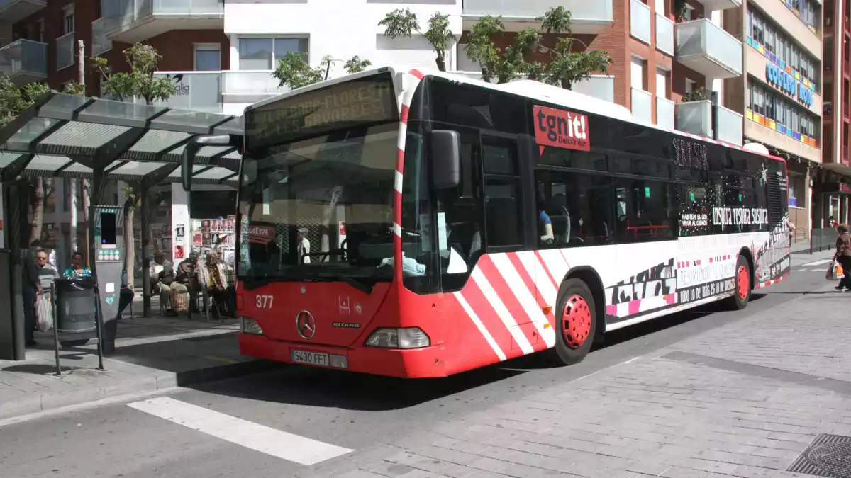 Pla mitjà d'un autobús de l'EMT de Tarragona, aturat a la parada del carrer Colom