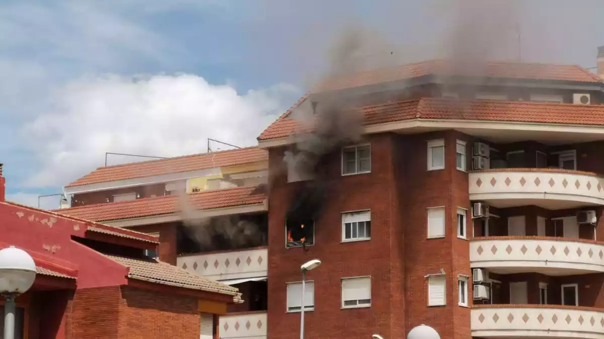 Crema la quarta planta d'un pis de l'avinguda Josep Tarradellas d'Amposta