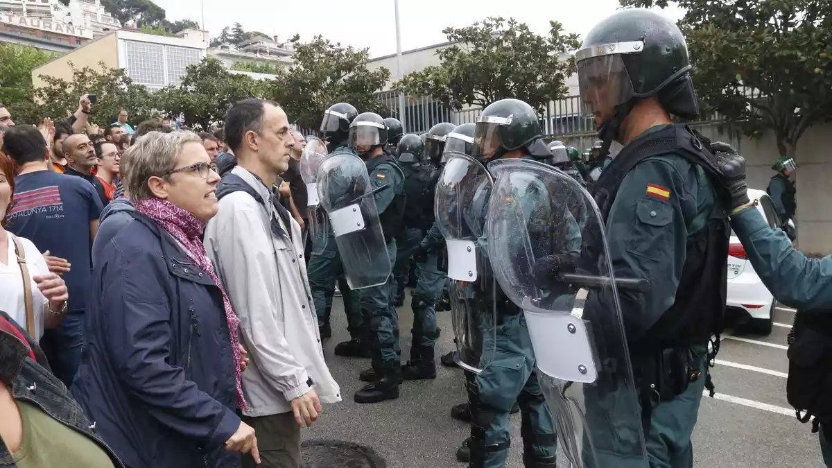 Concentrats favorables al referèndum i agents de la Guàrdia Civil, a Sant Cebrià de Vallalta. (1 d'octubre 2017)