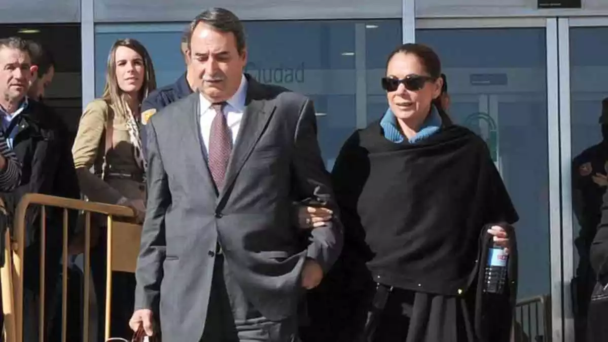 El abogado, José Ángel Galán, acompañado del brazo por Isabel Pantoja a la salida de los juzgados de Málaga
