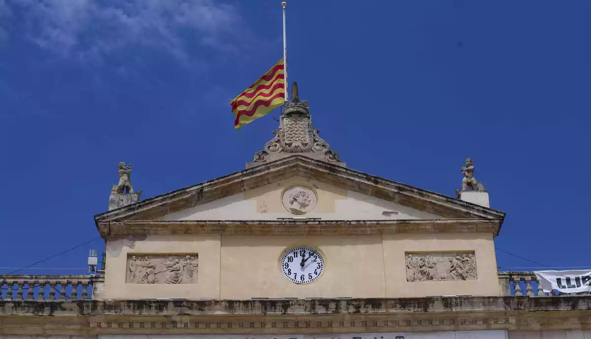 La bandera a mig pal a l'Ajuntament de Tarragona amb motiu de les víctimes del coronavirus