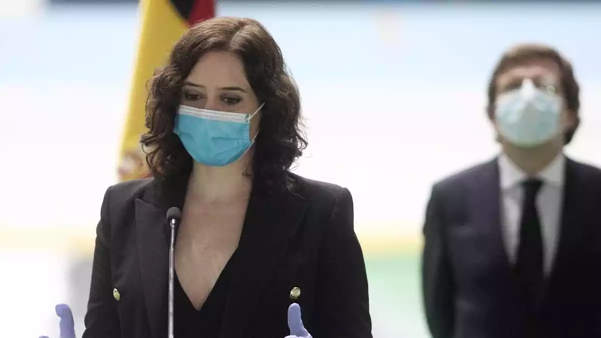La presidenta de la Comunitat de Madrid, Isabel Díaz Ayuso, amb l'alcalde de Madrid, José Luis Martínez Almeida, en la clausura del Palau de Gel utilitzat com a morgue improvisada durant la pandèmia de coronavirus, el 22 d'abril de 2020