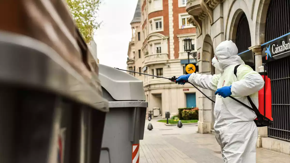 Un operari del servei de neteja desinfecta contenidors a Reus