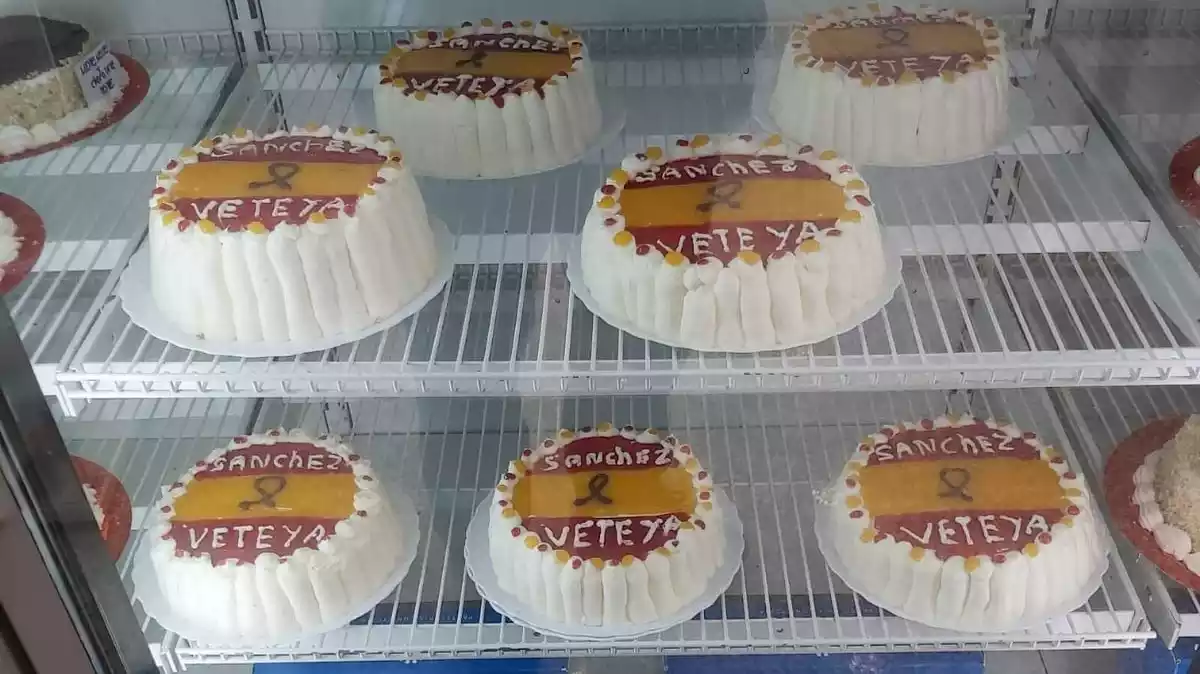 Imatge dels pastissos de nata que demanen la dimissió de Sánchez en una nevera de la pastisseria murciana