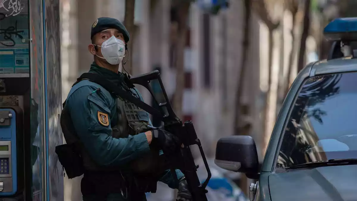 Un agent de la Guàrdia Civil amb mascareta durant la detenció d'un pressumpte jihadista a Barcelona el 8 de maig del 2020