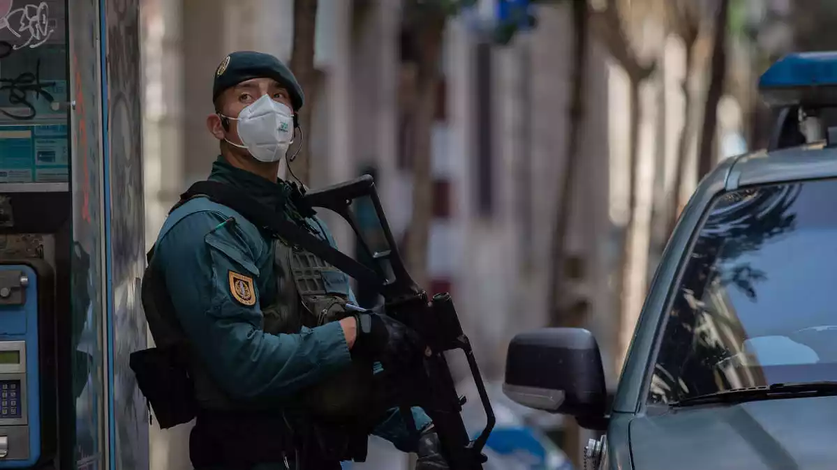 Un agent de la Guàrdia Civil amb mascareta durant la detenció d'un pressumpte jihadista a Barcelona el 8 de maig del 2020