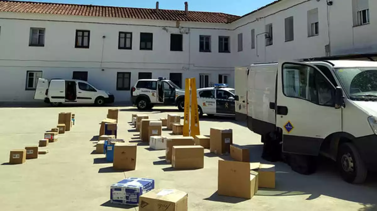 Una caserna de la Guàrdia Civil a Catalunya amb diversos vehicles i els paquets de marihuana interceptats