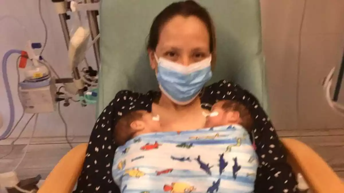 La Mili sosté les seves dues bessones, Ayma i Ayla, al hospital Vall d'Hebron de Barcelona