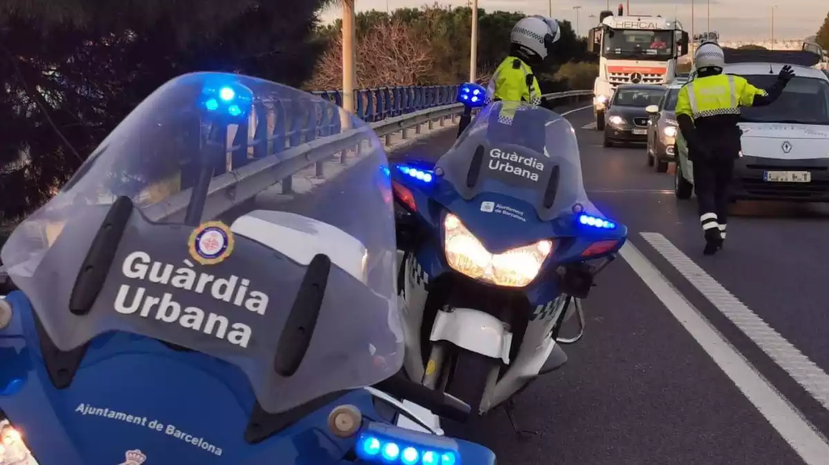 Agents de la Guàrdia Urbana de Barcelona a la ronda de Dalt aturant vehicles el 14 de febrer de 2020