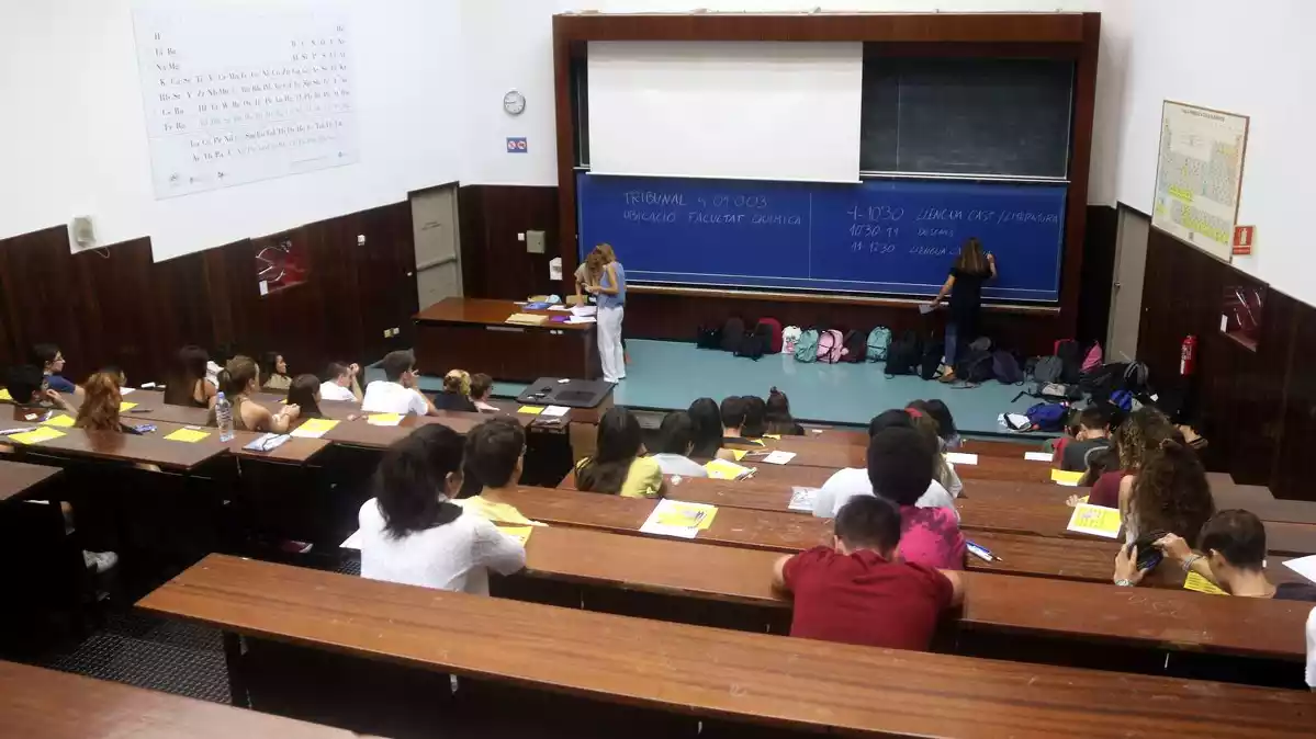 Una aula de la facultat de físcia i Química de la UB, durant la selectivitat de setembre