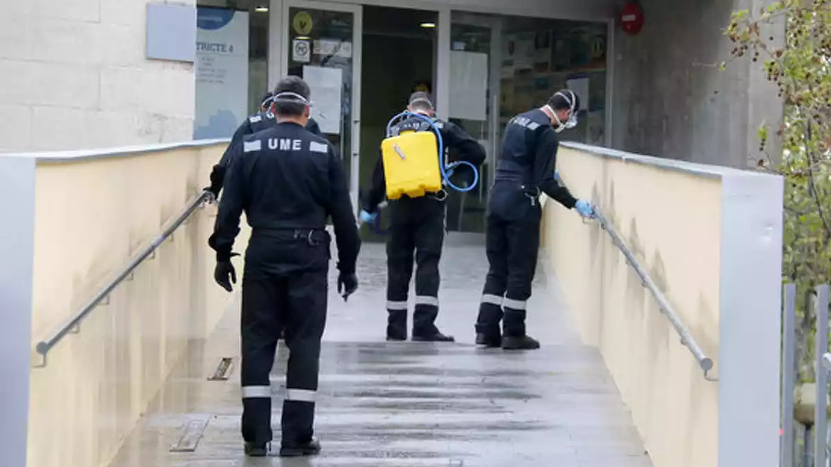 La Unitat Militar d'Emergències, fent tasques de desinfecció a l'accés al centre cívic de La Salut de Badalona, (25 de març de 2020)