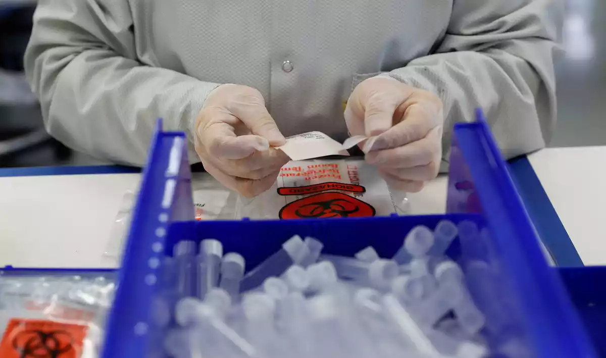 Un tècnic munta kits de proves de coronavirus en una fàbrica a Califòrnia el 26 de març de 2020