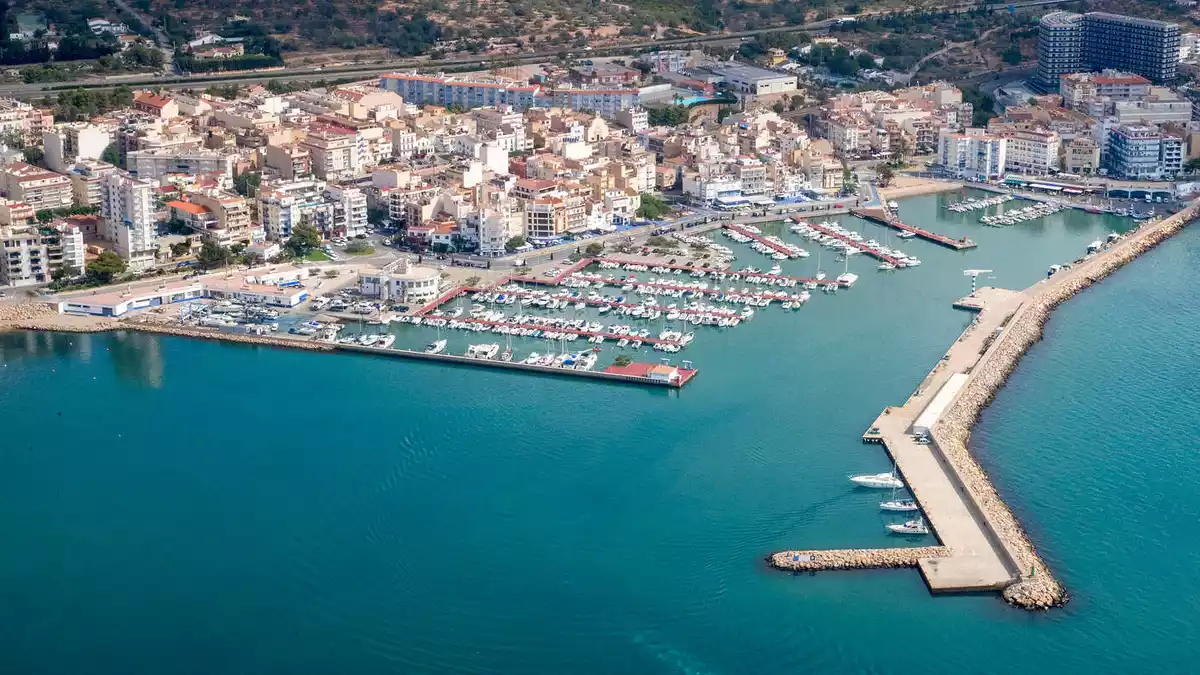 Pla general aeri del port de l'Ampolla.