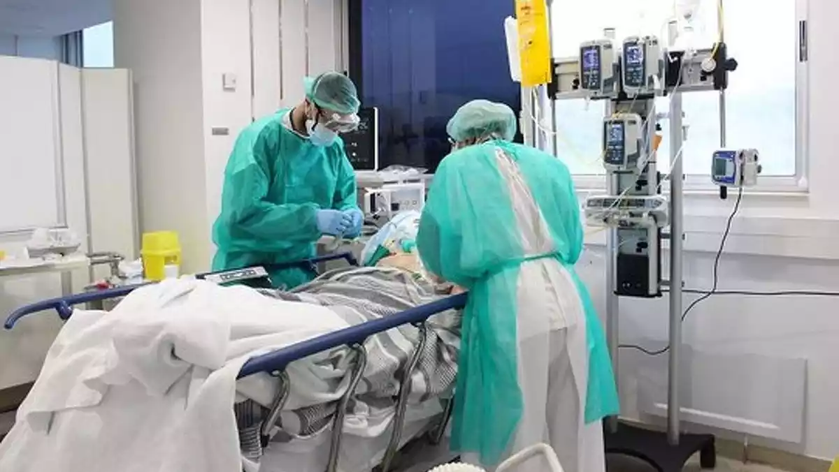 Dos metges tenint cura d'un pacient amb coronavirus a l'hospital Trueta el 18 d'abril de 2020