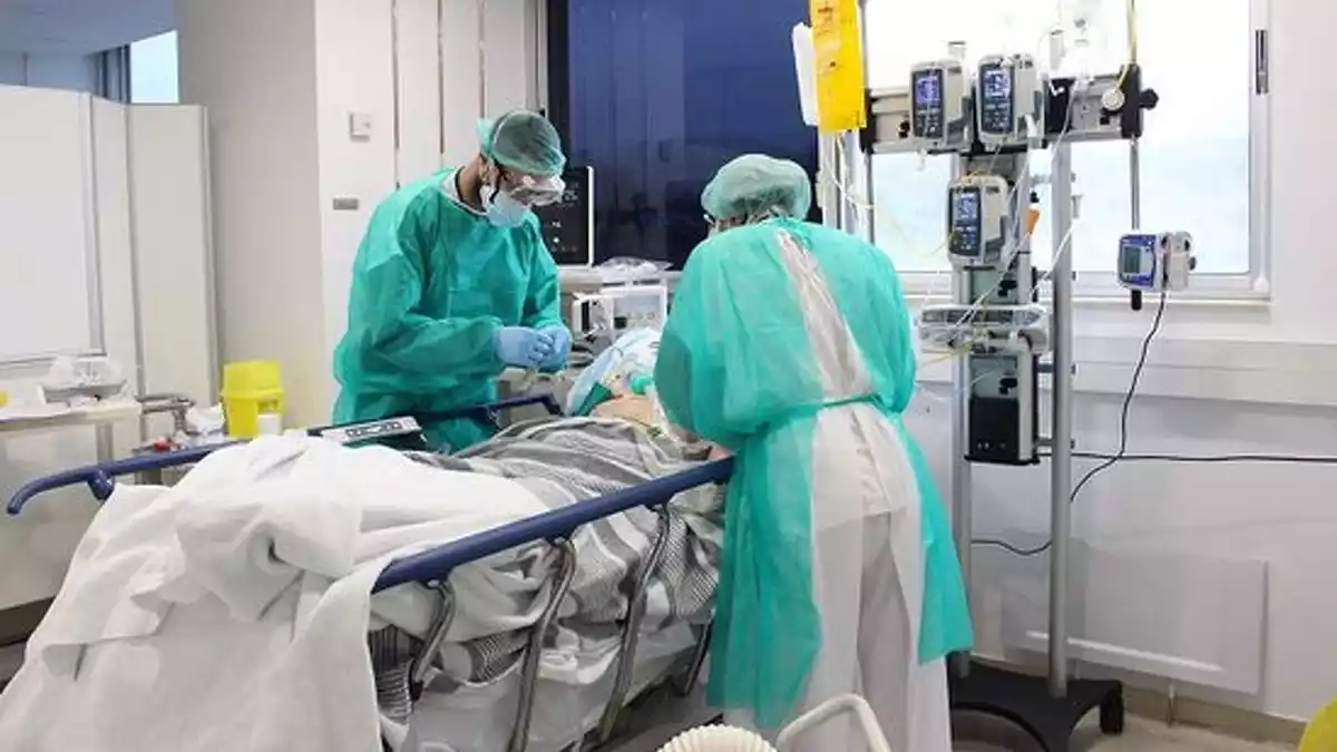 Dos metges tenint cura d'un pacient amb coronavirus a l'hospital Trueta el 18 d'abril de 2020