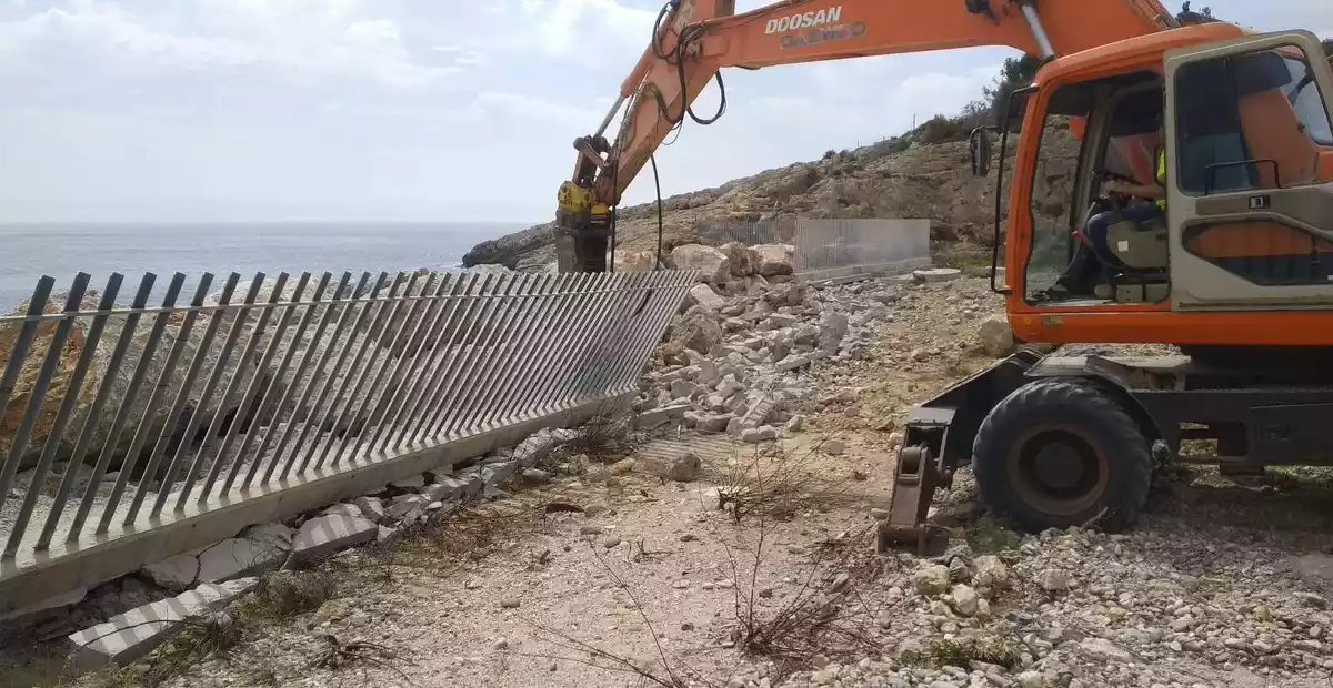 Imatge d'una màquina treballant al Port de Tarragona.