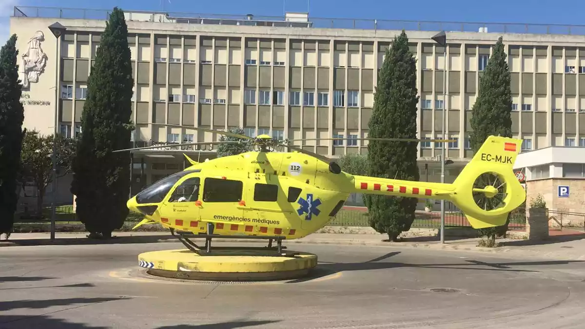 Helicòpter medicalitzat del SEM davant de la Clínica Salus de Banyoles el 28 de maig de 2020