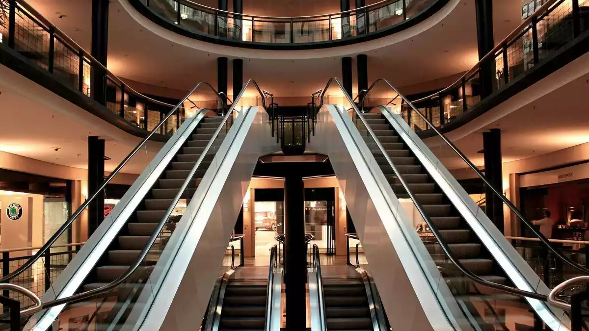 Escaleras mecálicas en un centro comercial