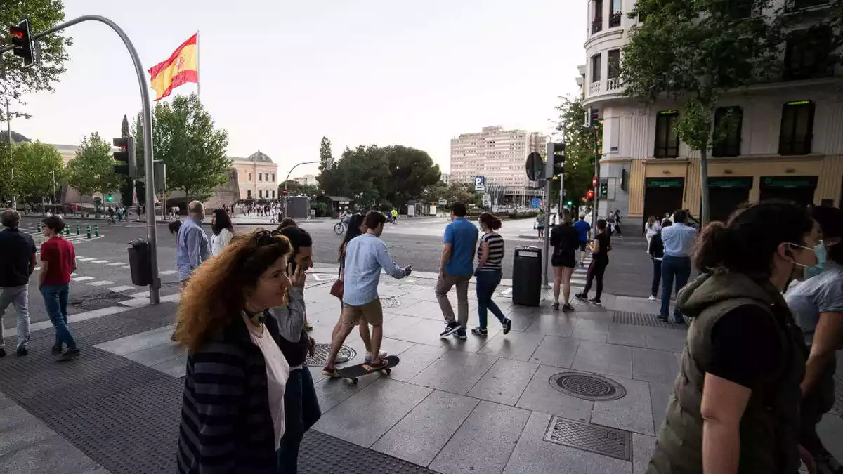 Persones passejant per Plaça Colón de Madrid durant la fase 0 de la desescalada el 5 de maig del 2020