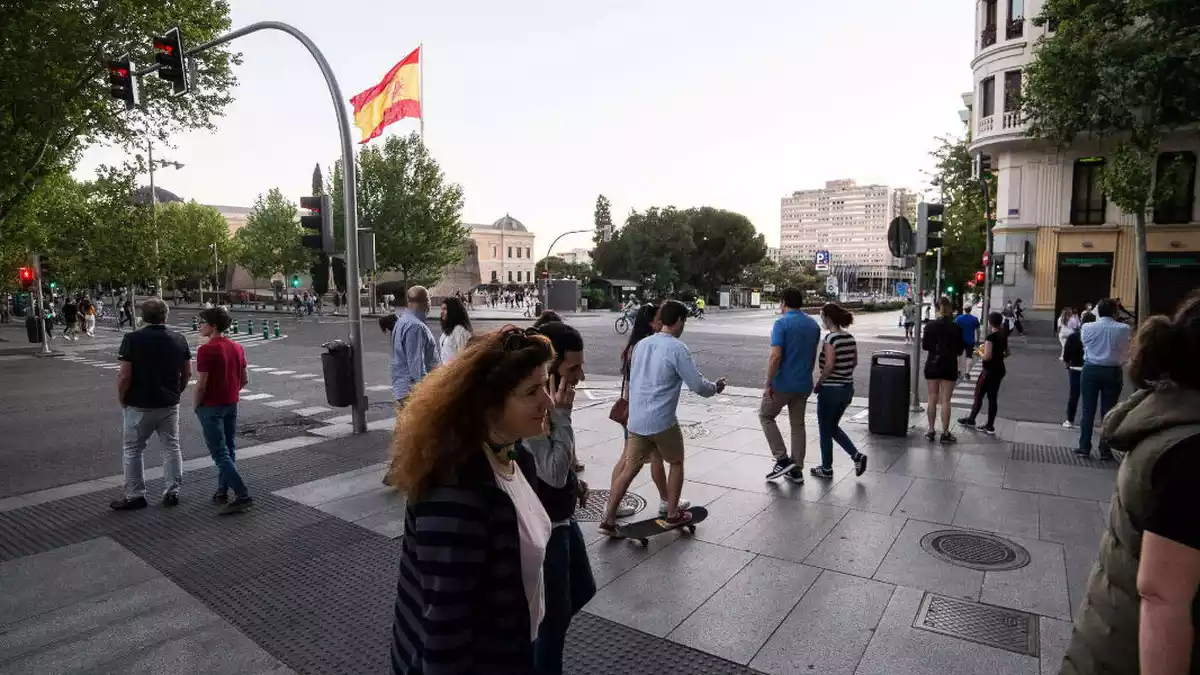 Persones passejant per Plaça Colón de Madrid durant la fase 0 de la desescalada el 5 de maig del 2020