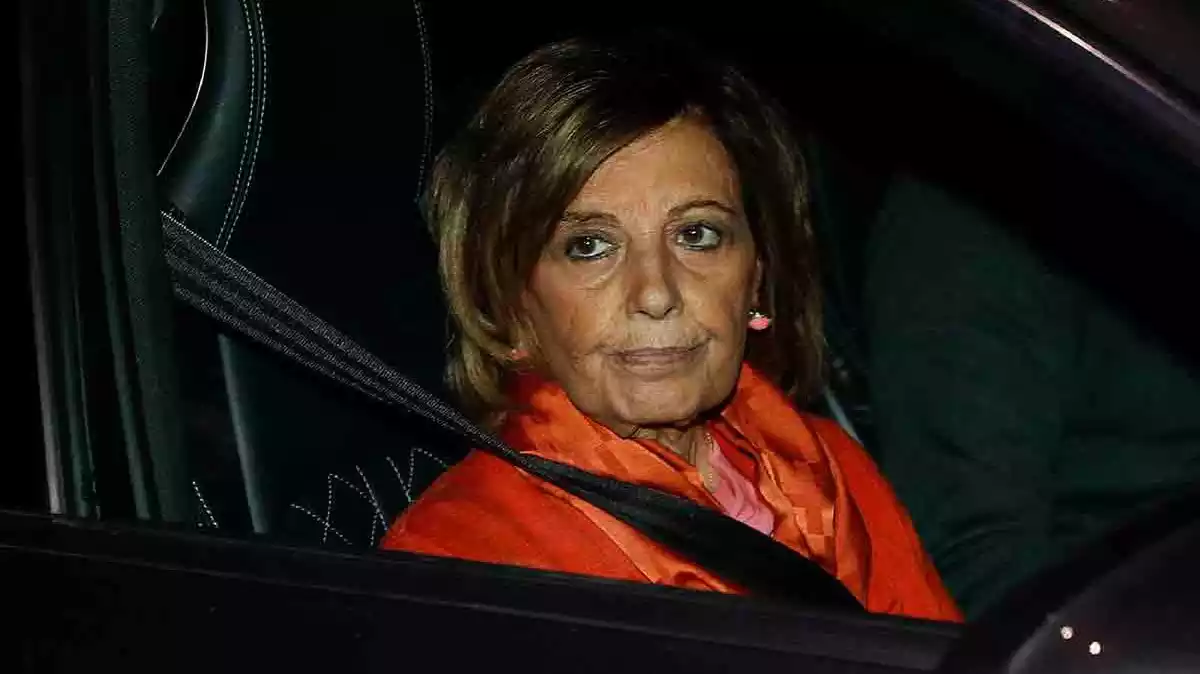 María Teresa Campos seria, de copiloto en un vehículo