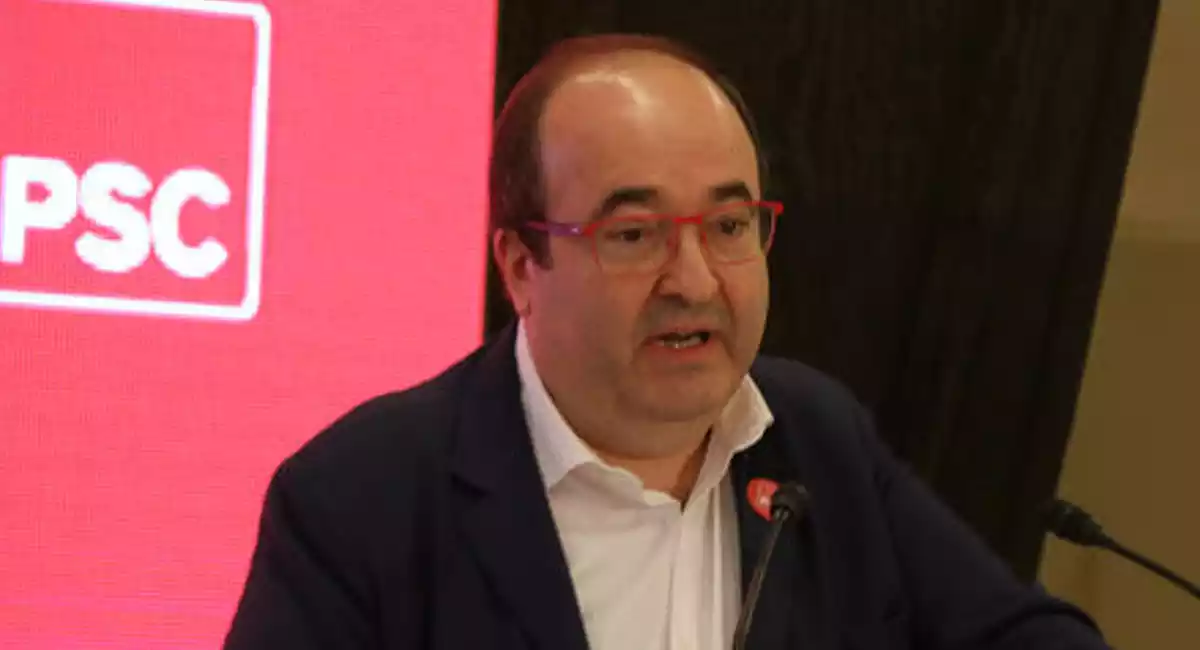 El líder del PSC, Miquel Iceta, durant un acte amb el logo del seu partit al darrere el 9 de febrer de 2020