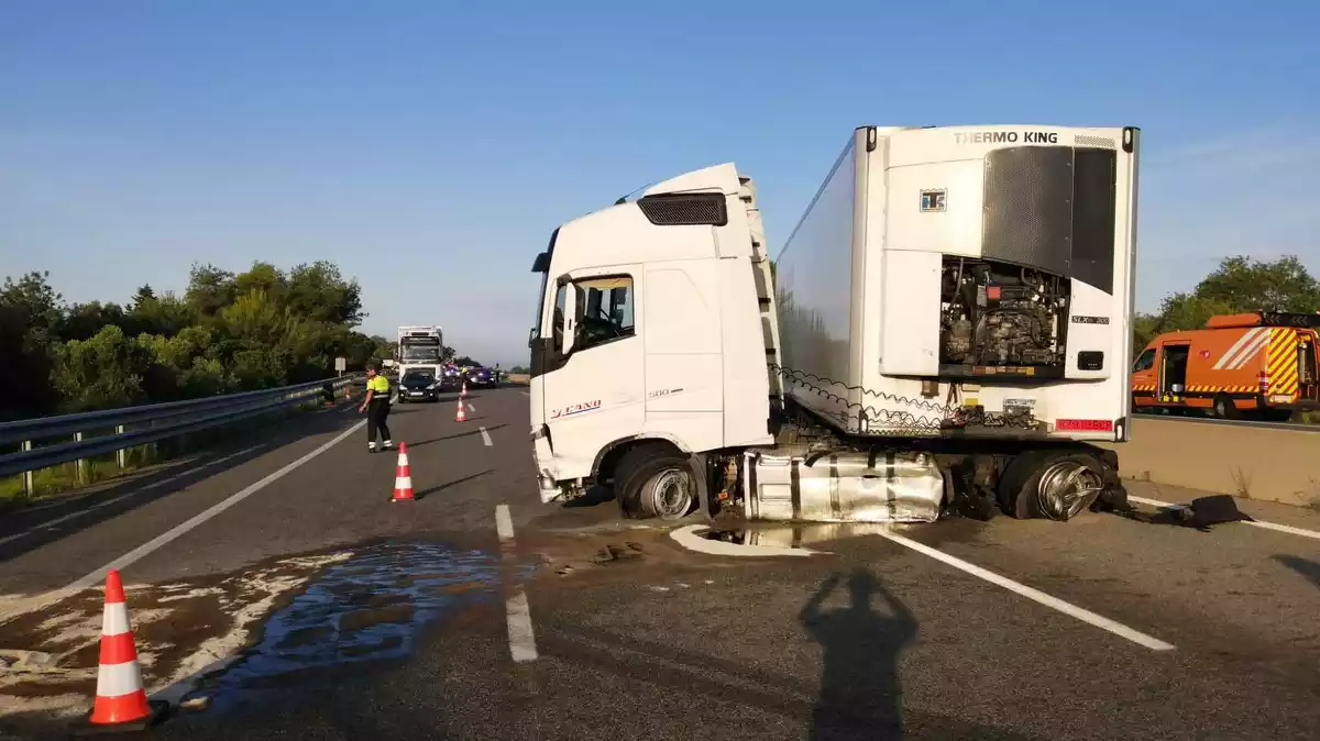 Un camió accidentat a l'autopista AP-7 al terme municipal de la Pobla de Montornès