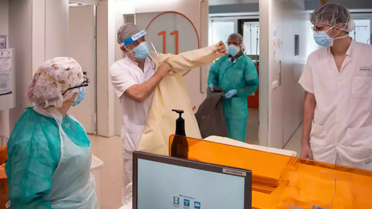 Personal sanitari atenent malalts de coronavirus a l'Hospital Clínic de Barcelona, el 16 d'abril del 2020