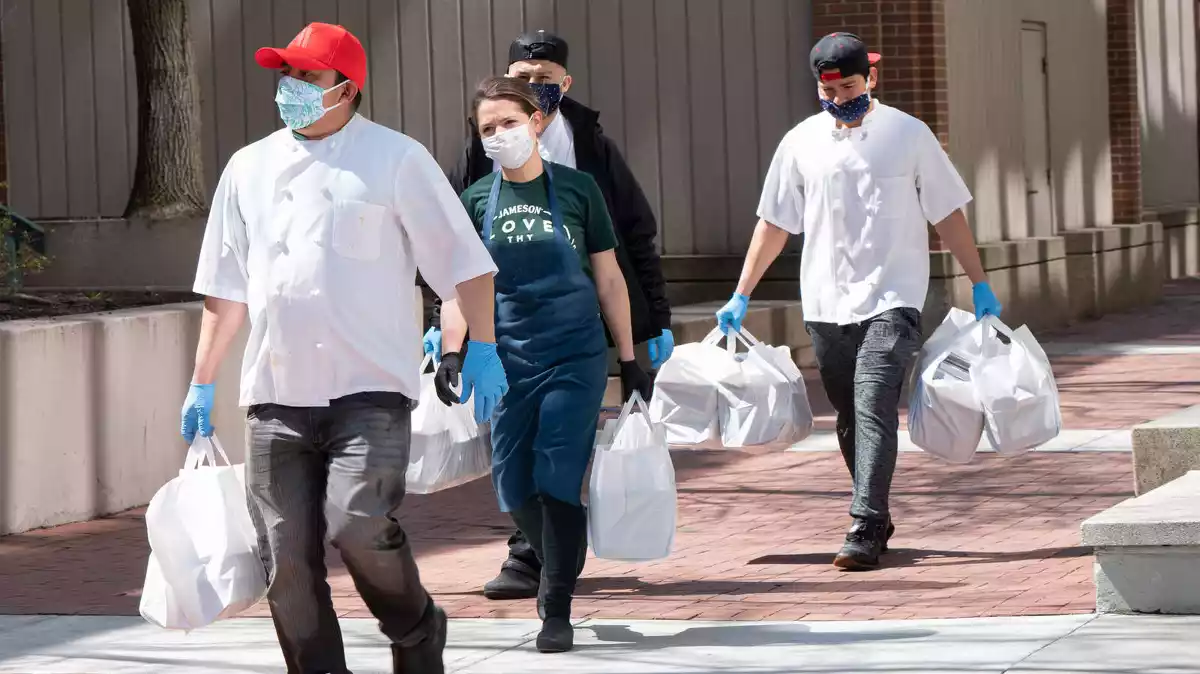 Els treballadors d'un restaurant de Boston (Estats Units) entregant menjar als treballadors dels hospitals