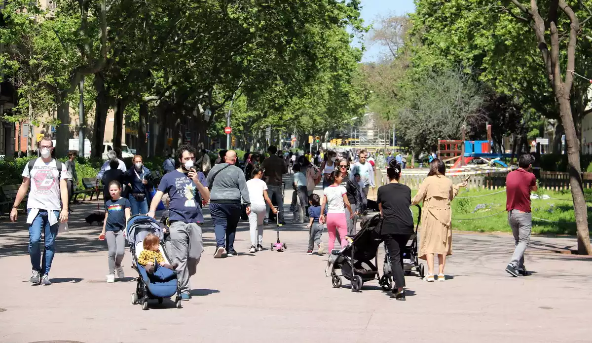 Passeig de Sant Joan, a Barcelona, plena de gent, 26/04/2020