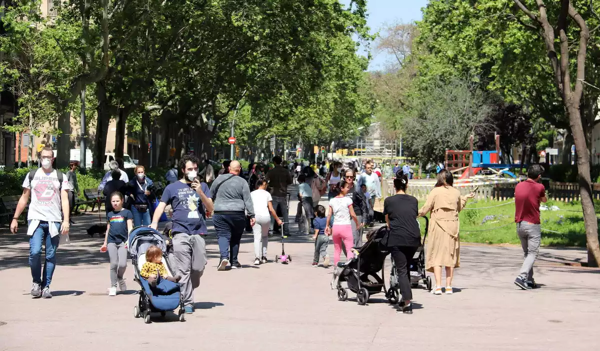 Passeig de Sant Joan, a Barcelona, plena de gent, 26/04/2020