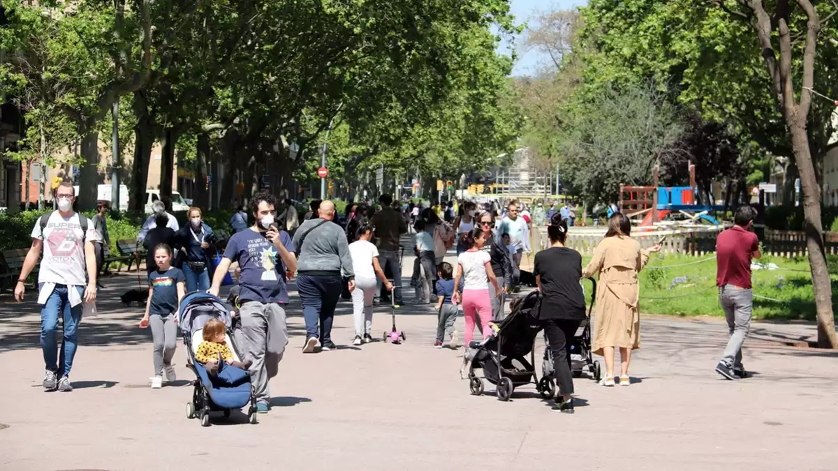 Passeig de Sant Joan, a Barcelona, plena de gent, 26/04/2020