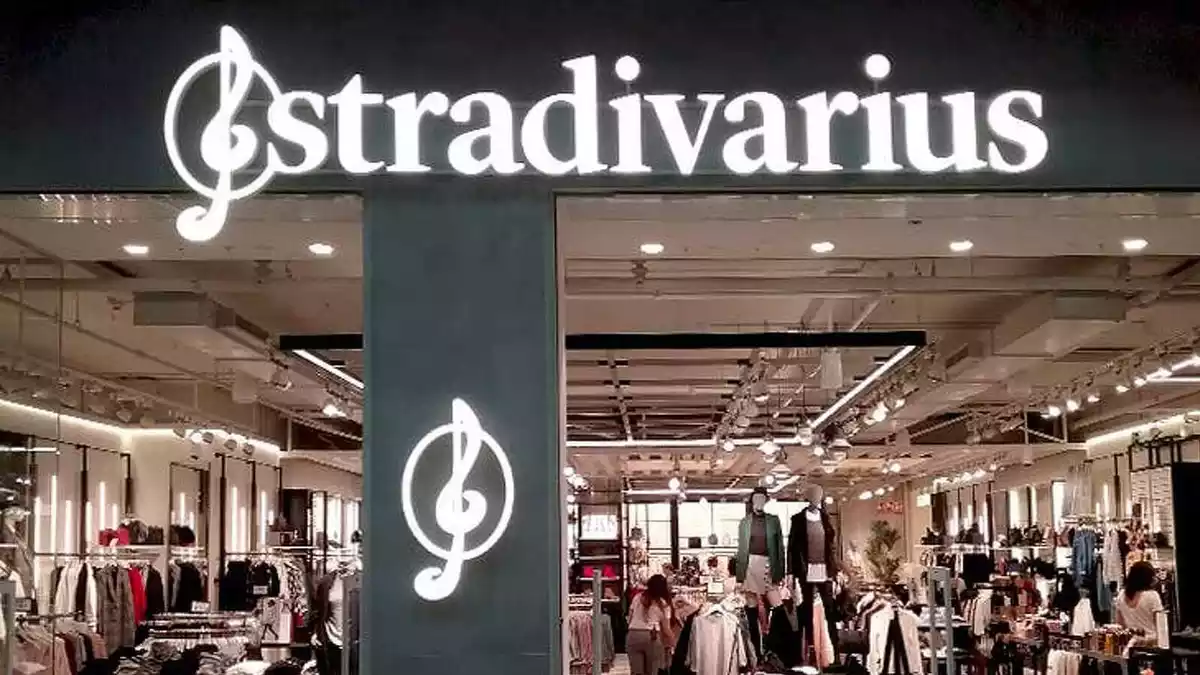 Fotografía de una tienda de Stradivarius en el centro comercial Luz del Tajo