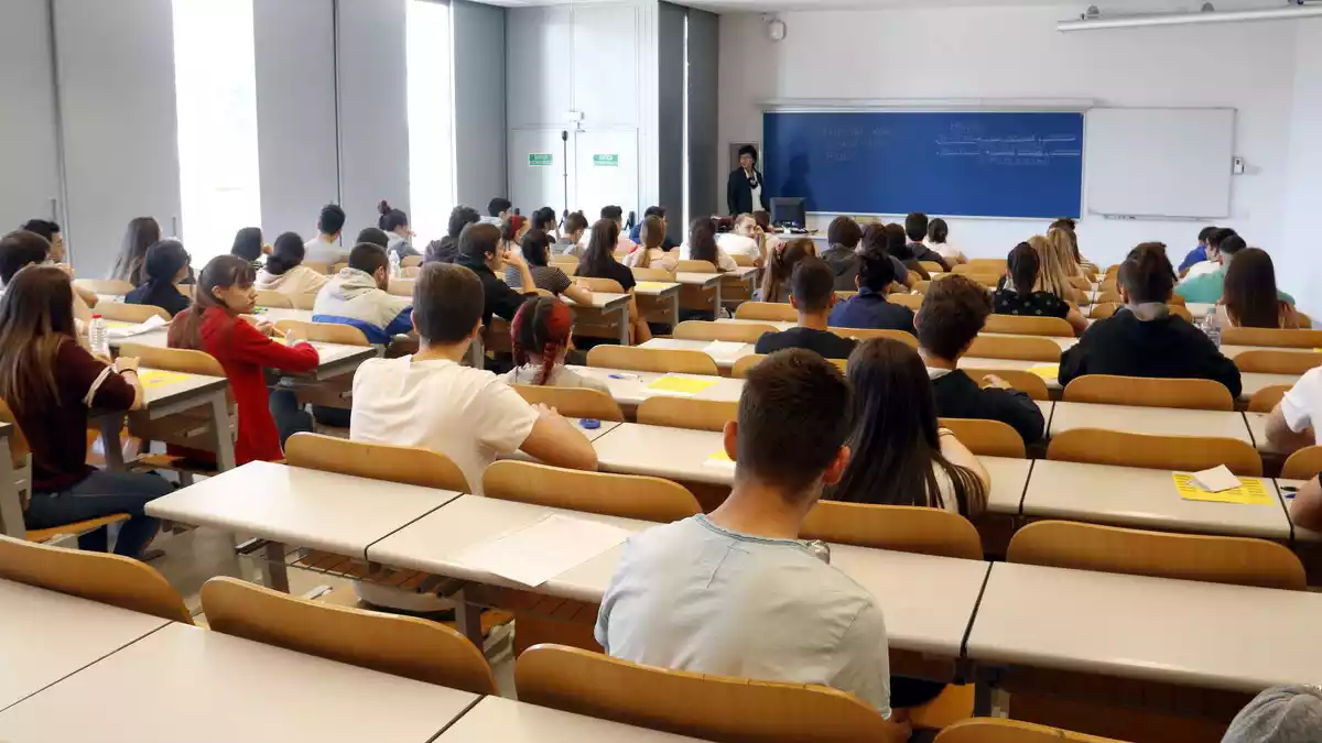 Alumnes a la Facultat d'Economia i Dret de la Universitat de Lleida per examinar-se de selectivitat el 12 de juny de 2019