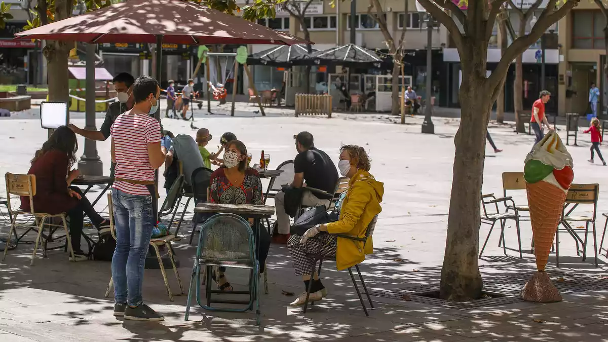 Tarragona entra a la fase 1 entre terrasses plenes i botigues obertes